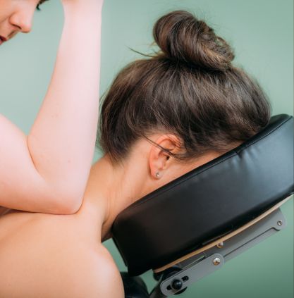 Massage assis sur chaise à domicile